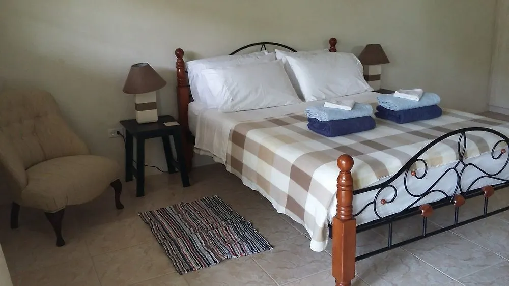 Guest house Gibbs Glade Cottage & Garden Studios Gibbes